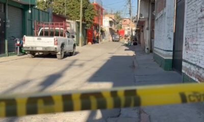Calle con acordonamiento en Jiutepec, una camioneta parada